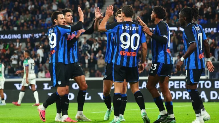 Jugadores del Atalanta reunidos sobre el césped durante el partido ante el Venezia