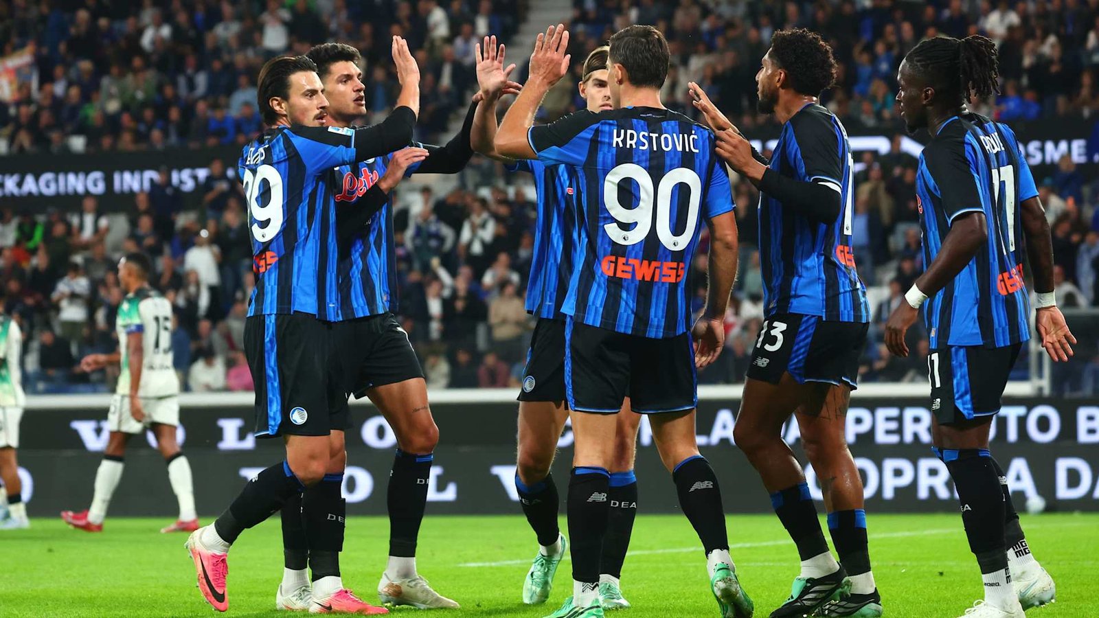 Jugadores del Atalanta reunidos sobre el césped durante el partido ante el Venezia