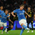 Kevin De Bruyne golpea el balón ante el Frosinone