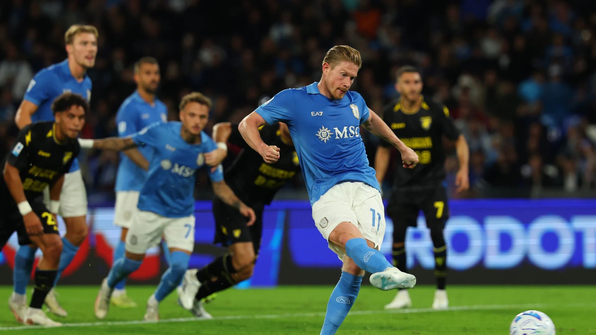Kevin De Bruyne golpea el balón ante el Frosinone