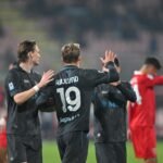 Højlund, de espaldas, junto a compañeros del Napoli durante el partido ante el Monza