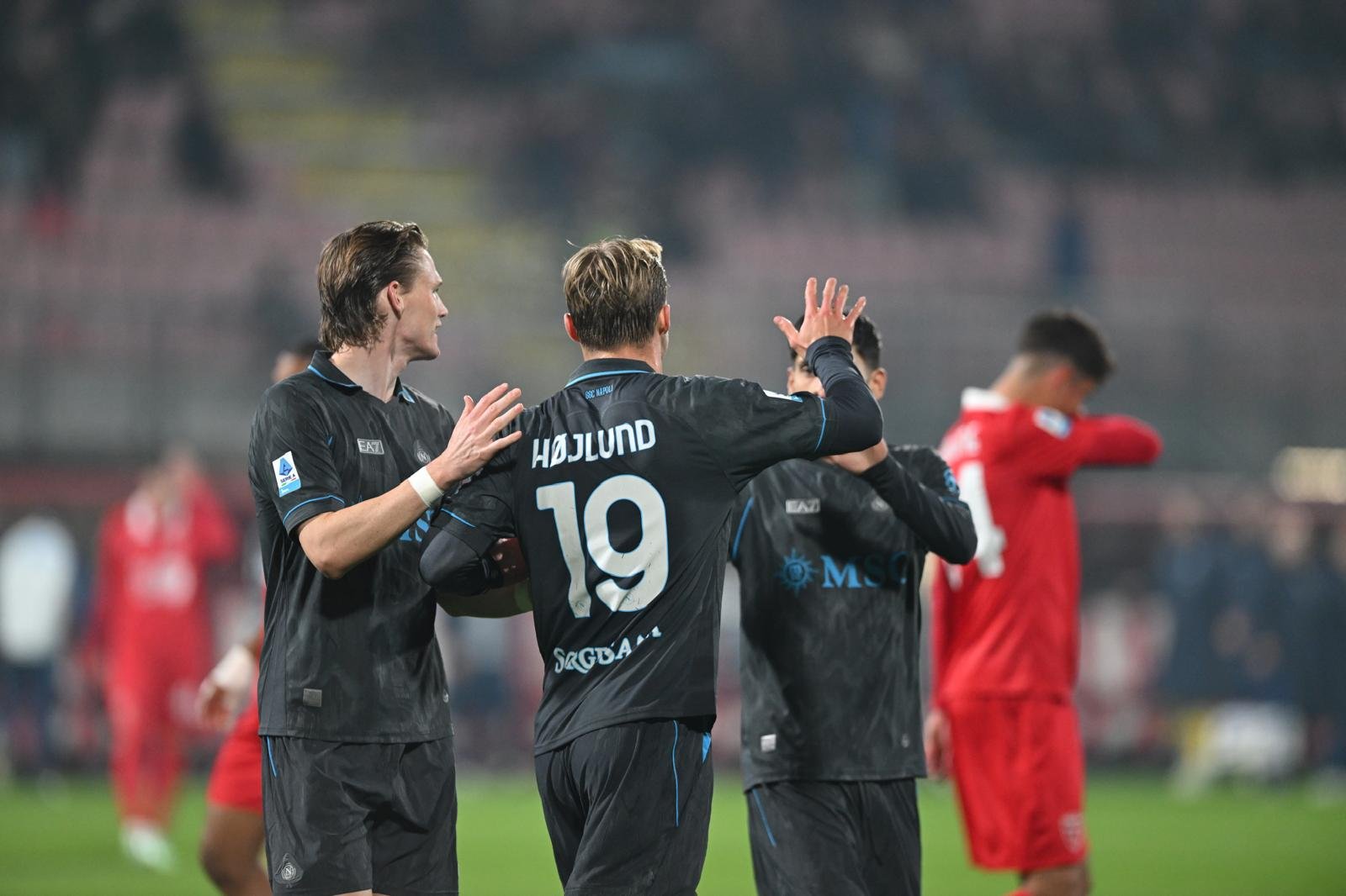 Højlund, de espaldas, junto a compañeros del Napoli durante el partido ante el Monza