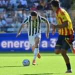 Un futbolista del Udinese conduce el balón ante un jugador del Lecce