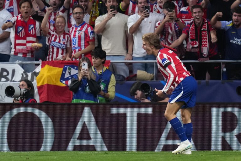 Pablo Barrios celebra un gol del Atlético de Madrid ante el Manchester United