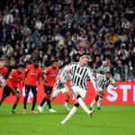 Nick Woltemade lanza un penalti durante el Juventus-Rennes de la Europa League