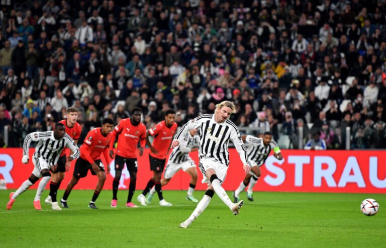 Nick Woltemade lanza un penalti durante el Juventus-Rennes de la Europa League