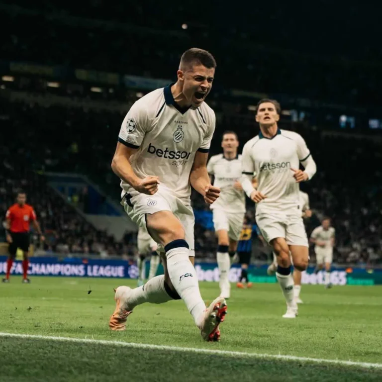 Un jugador del Club Brujas celebra durante un partido de la Champions League.