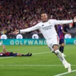 Mbappé celebra sobre el césped ante jugadores del Barcelona