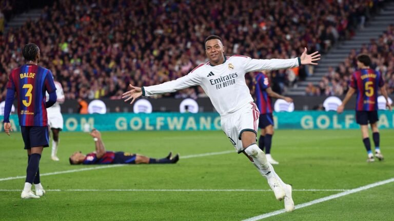 Mbappé celebra sobre el césped ante jugadores del Barcelona