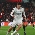 Un futbolista del Milan conduce el balón ante el Bournemouth.