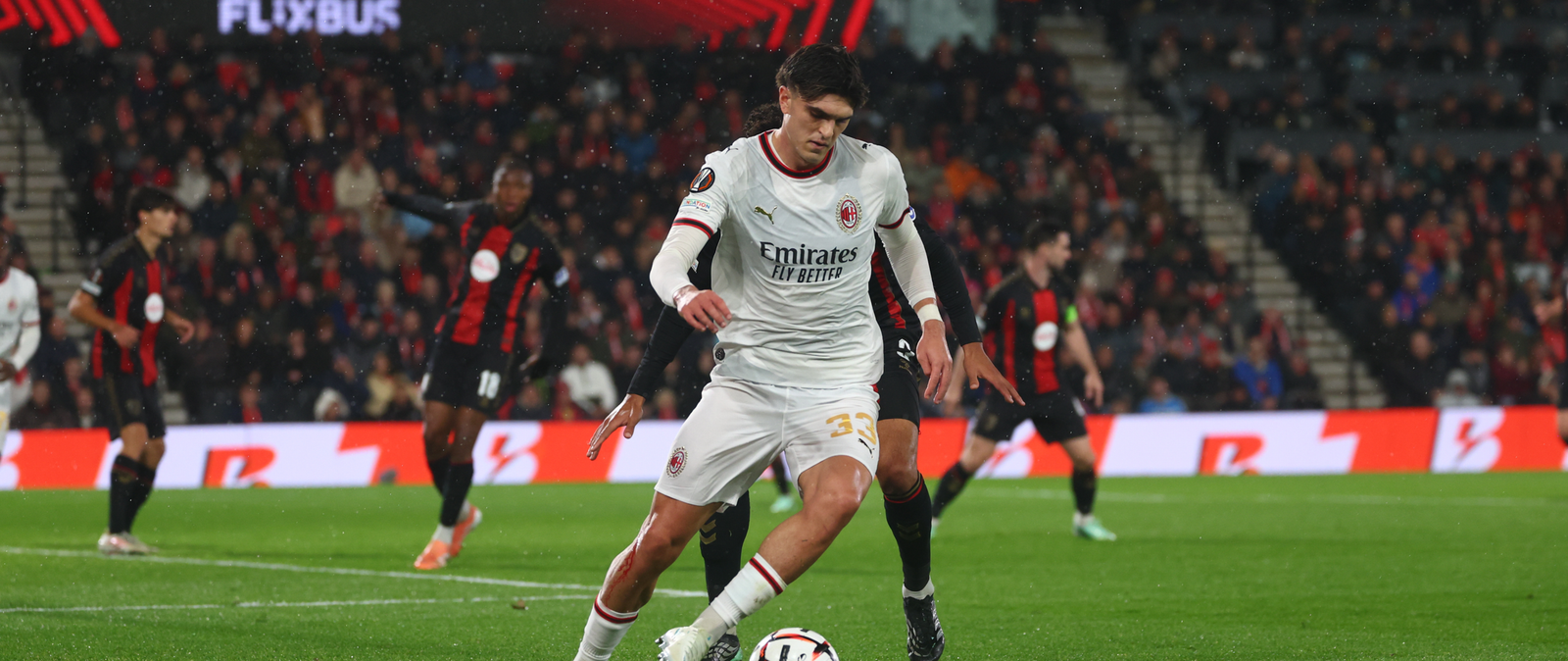 Un futbolista del Milan conduce el balón ante el Bournemouth.