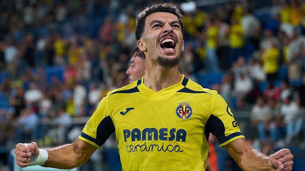 Georges Mikautadze celebra un gol del Villarreal ante el Napoli