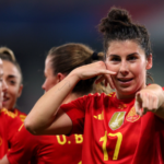 Futbolista de España con el dorsal 17 junto a varias compañeras