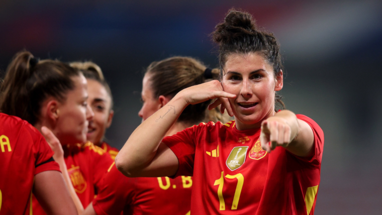 Futbolista de España con el dorsal 17 junto a varias compañeras