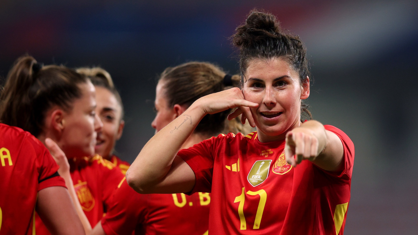 Futbolista de España con el dorsal 17 junto a varias compañeras