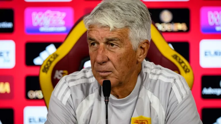 Gian Piero Gasperini habla en una rueda de prensa de la Roma