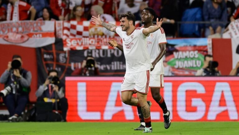 Isaac Romero celebra el primer gol del Sevilla ante Osasuna