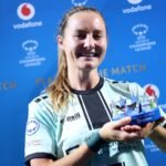 Kyra Carusa posa con el premio a la mejor jugadora tras el HB Køge-Servette