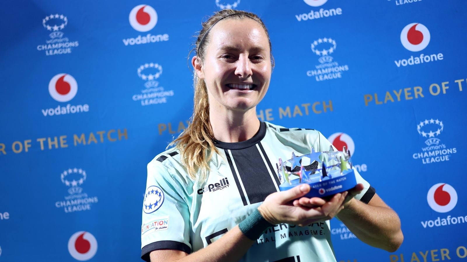 Kyra Carusa posa con el premio a la mejor jugadora tras el HB Køge-Servette