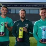 Lewis Dunk, Fabian Hürzeler y Pascal Groß posan con sus premios mensuales