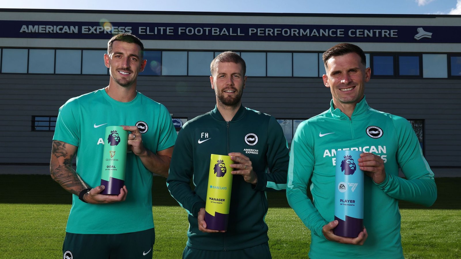 Lewis Dunk, Fabian Hürzeler y Pascal Groß posan con sus premios mensuales