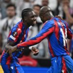 Dos jugadores del Crystal Palace durante el partido ante el Beşiktaş
