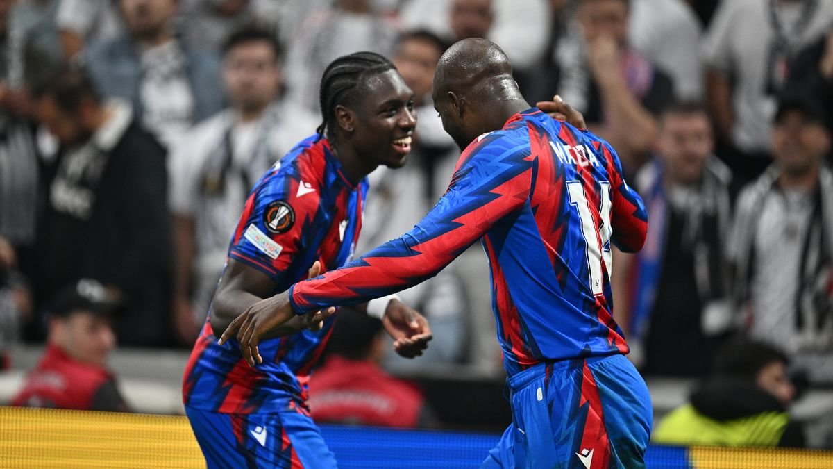 Dos jugadores del Crystal Palace durante el partido ante el Beşiktaş