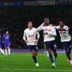 Mathys Tel celebra su gol ante el Chelsea