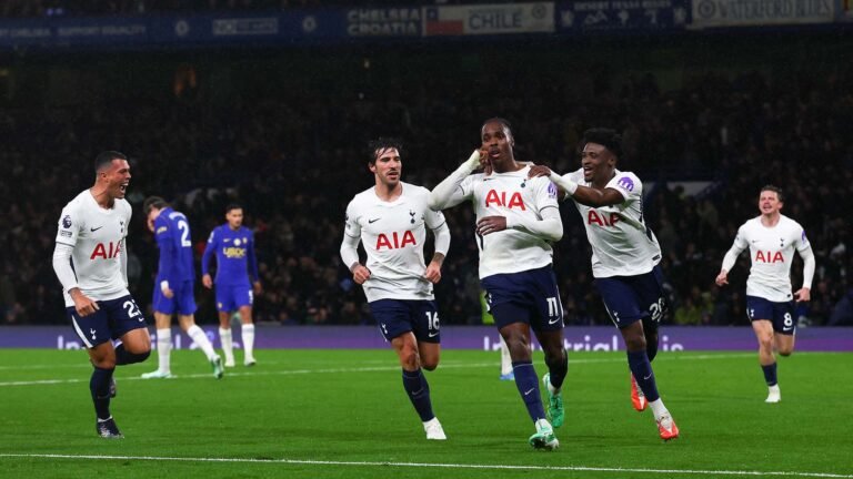 Mathys Tel celebra su gol ante el Chelsea