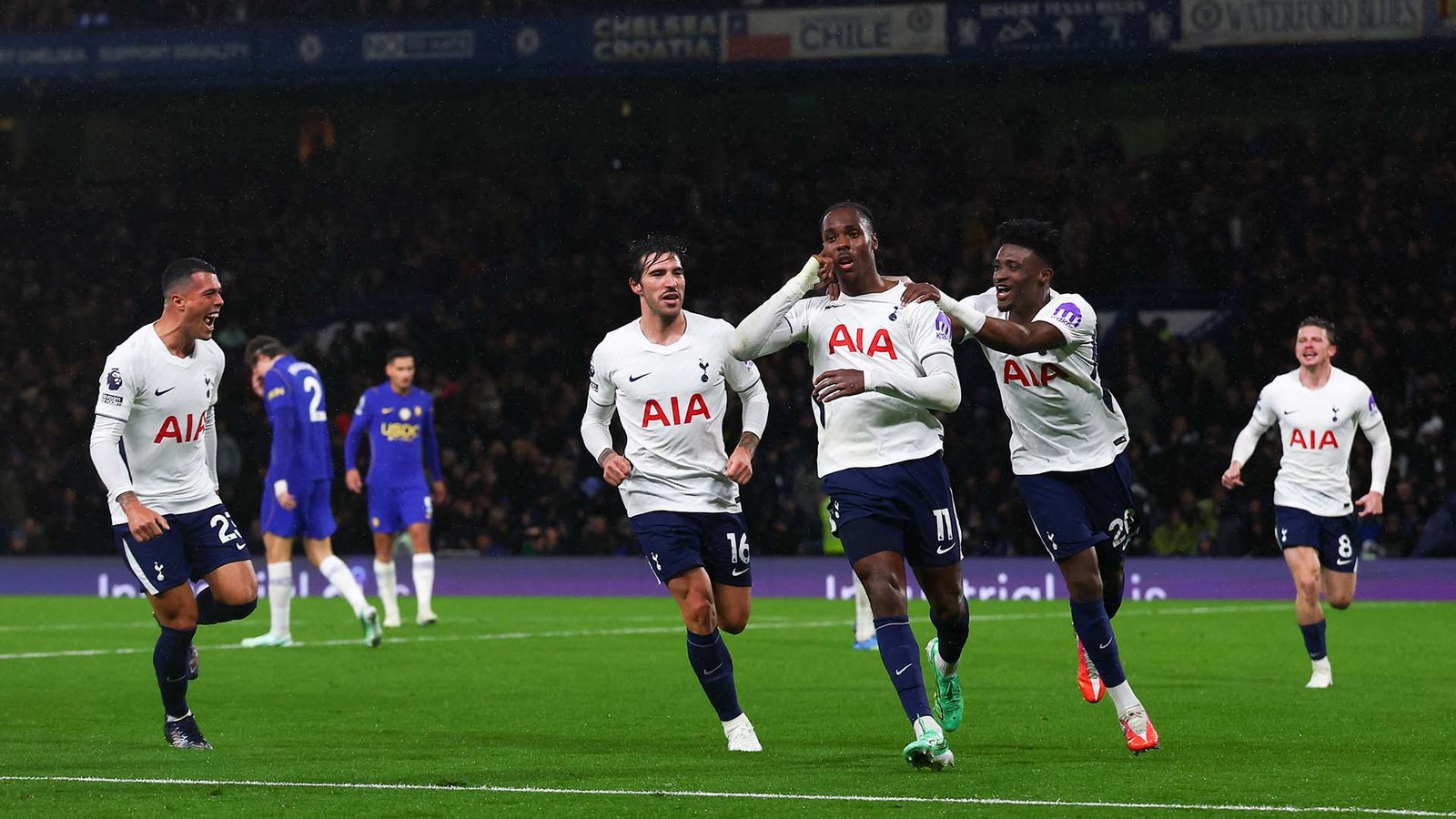 Mathys Tel celebra su gol ante el Chelsea