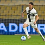 Un futbolista del Parma conduce el balón durante el partido ante el Udinese.