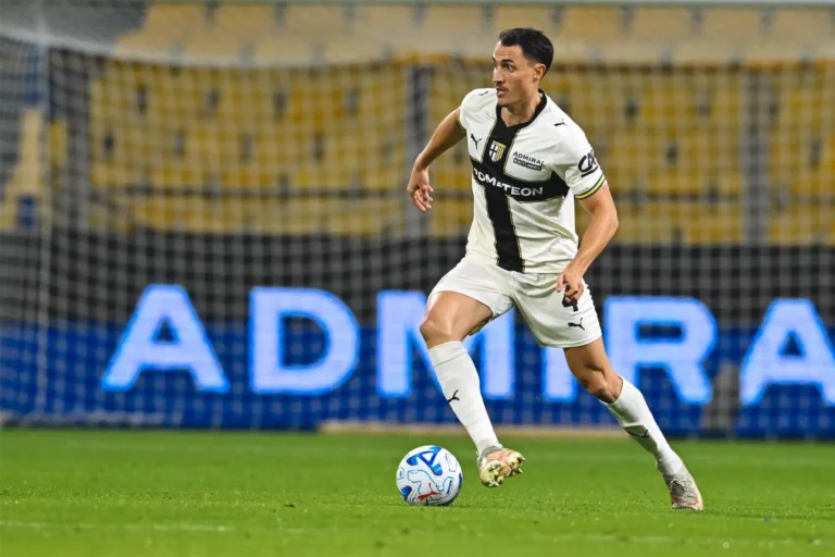Un futbolista del Parma conduce el balón durante el partido ante el Udinese.