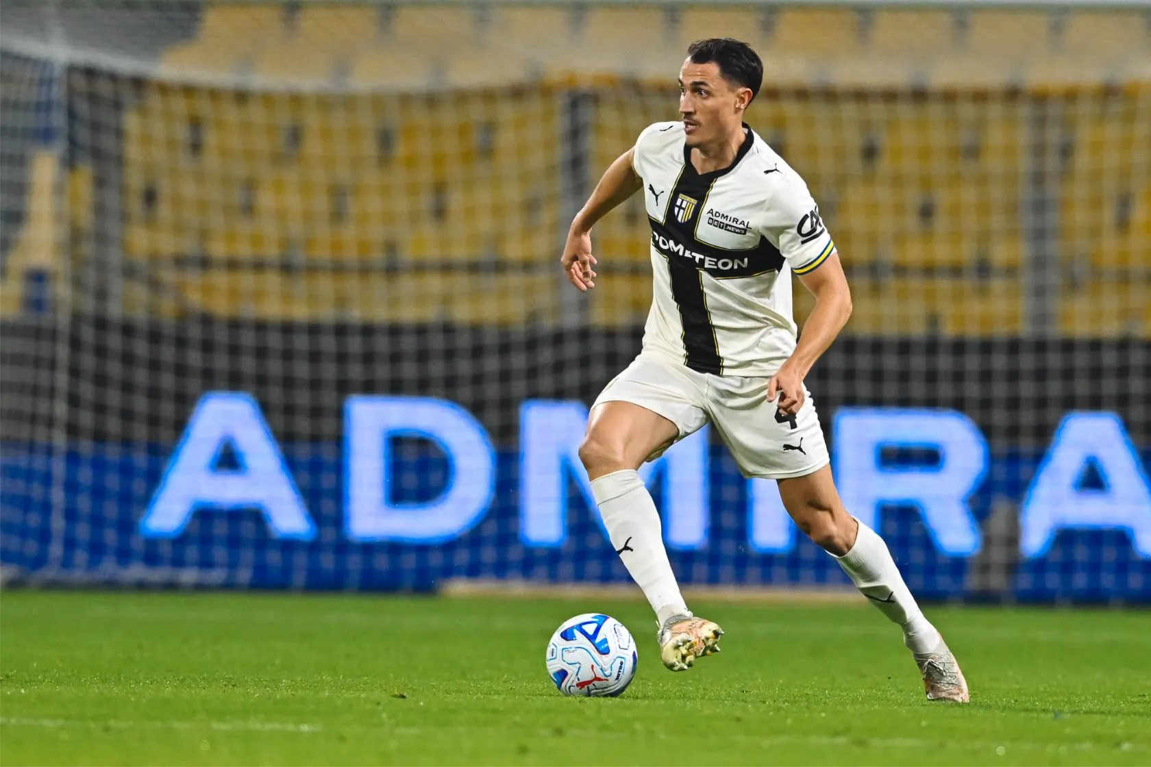 Un futbolista del Parma conduce el balón durante el partido ante el Udinese.