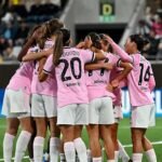 Jugadoras de la Juventus se abrazan durante el partido ante el Häcken