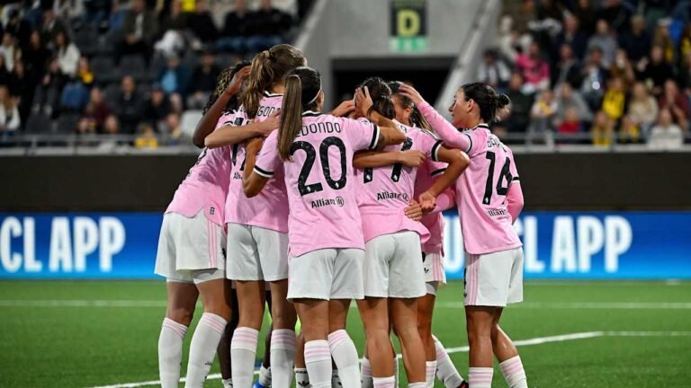 Jugadoras de la Juventus se abrazan durante el partido ante el Häcken