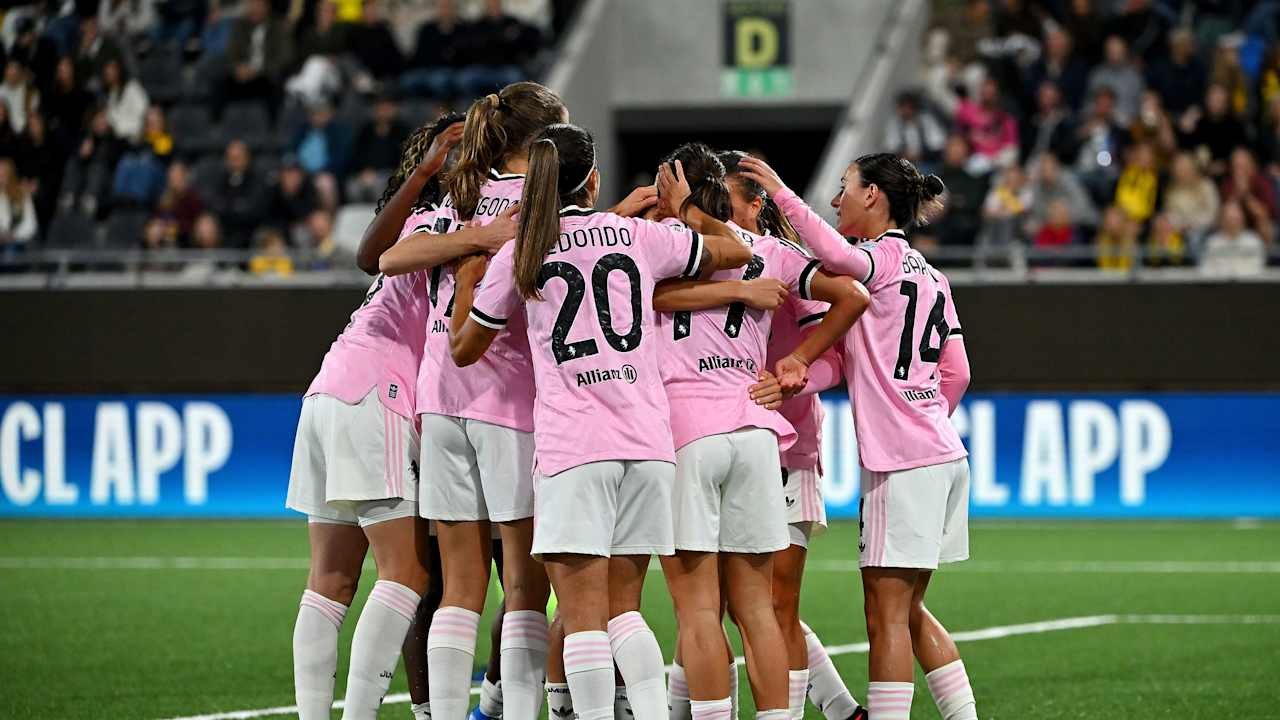 Jugadoras de la Juventus se abrazan durante el partido ante el Häcken