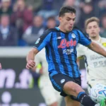 Jugadores del Atalanta y el Frosinone disputan el balón.