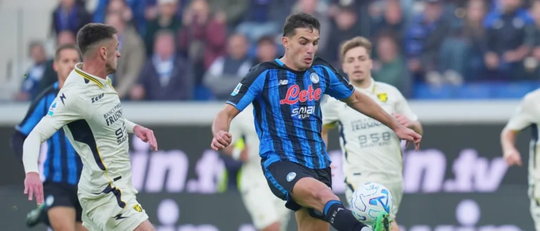 Jugadores del Atalanta y el Frosinone disputan el balón.