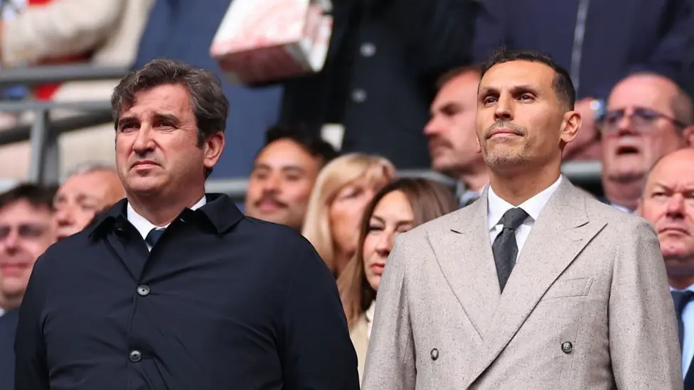 Ferran Soriano y Khaldoon Al Mubarak observan desde la grada antes de la final de la FA Cup de 2026