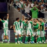 Jugadores del Betis celebran un gol junto a la grada