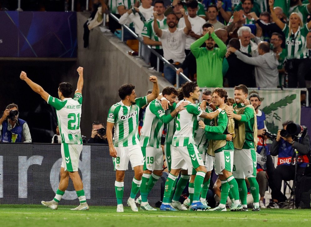 Jugadores del Betis celebran un gol junto a la grada
