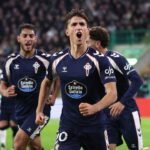 Javi Rodríguez celebra un gol con compañeros del Celta en Celtic Park