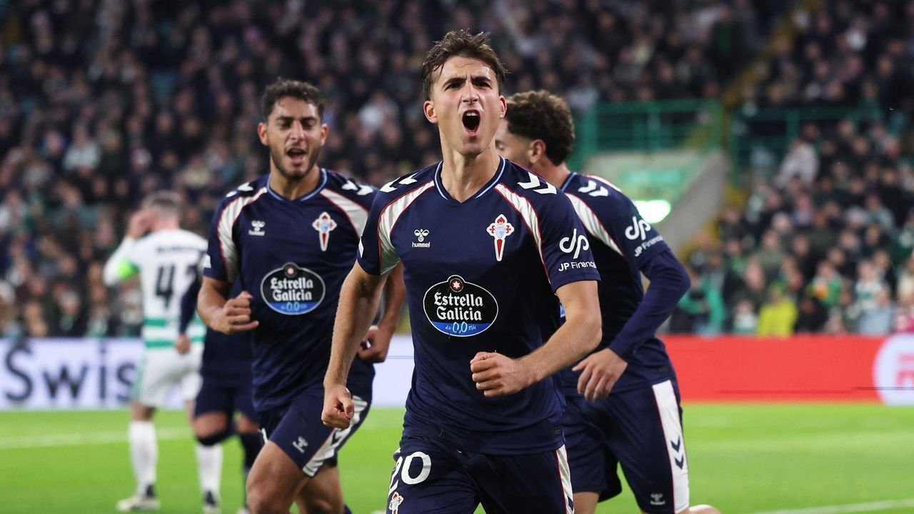 Javi Rodríguez celebra un gol con compañeros del Celta en Celtic Park
