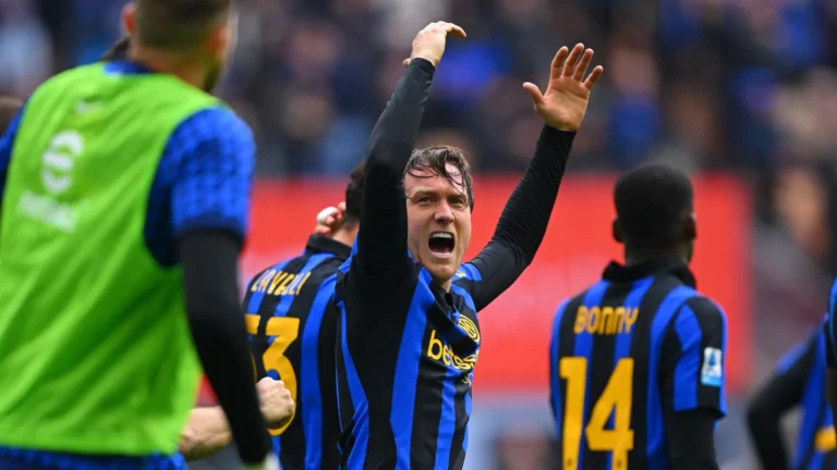 Piotr Zielinski celebra un gol ante la Fiorentina en San Siro