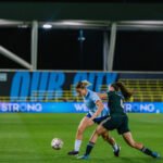 Jugadoras del Manchester City y del Real Madrid disputan un balón durante el partido
