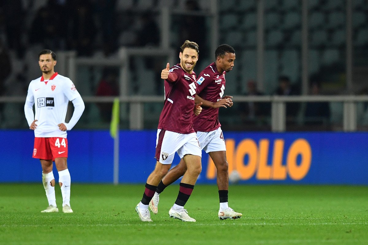 Nikola Vlašić celebra un gol durante el Torino-Monza.