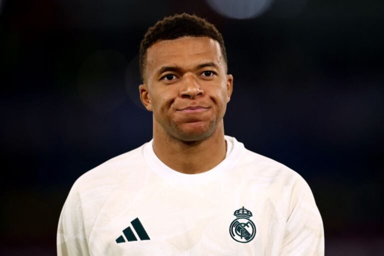 Kylian Mbappé con la camiseta blanca del Real Madrid en una fotografía de archivo