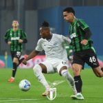 Un jugador de la Lazio y otro del Sassuolo disputan el balón durante un partido