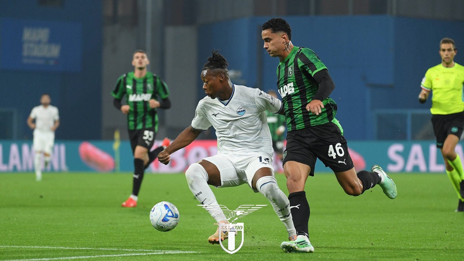 Un jugador de la Lazio y otro del Sassuolo disputan el balón durante un partido