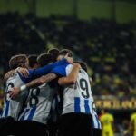 Jugadores del Espanyol se abrazan sobre el césped